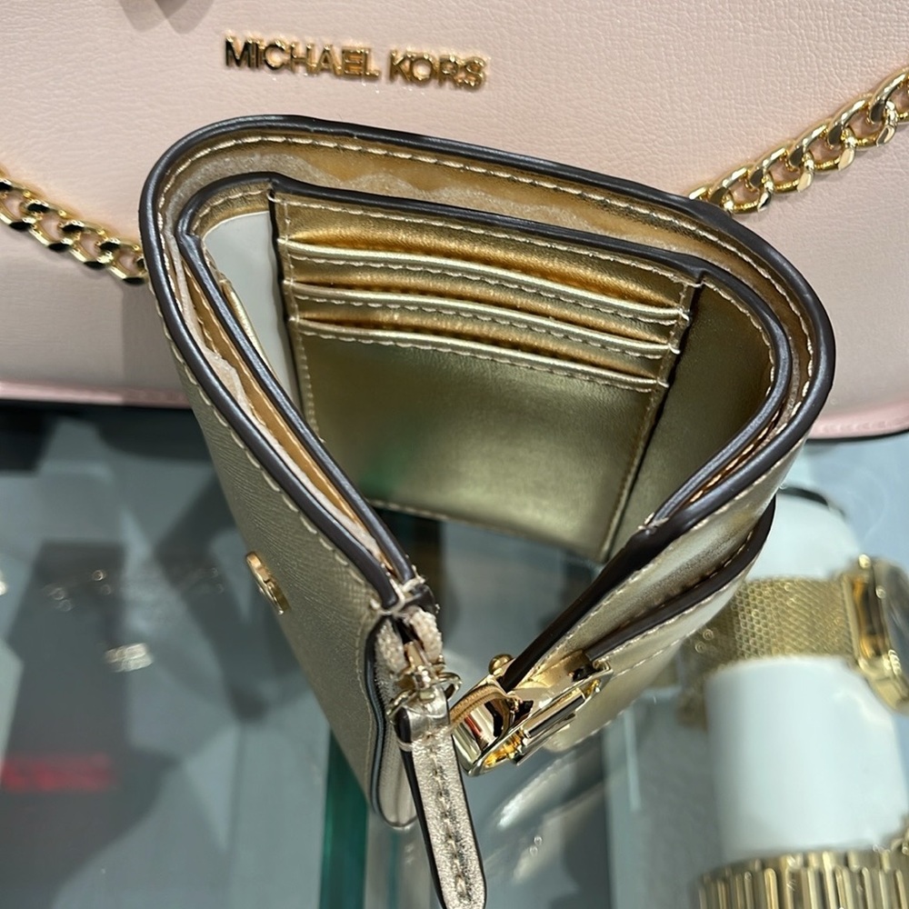MICHAEL KORS CARMEN MEDIUM LOGO AND FAUX LEATHER WALLET
PALE GOLD
NWT - Picture 11 of 16